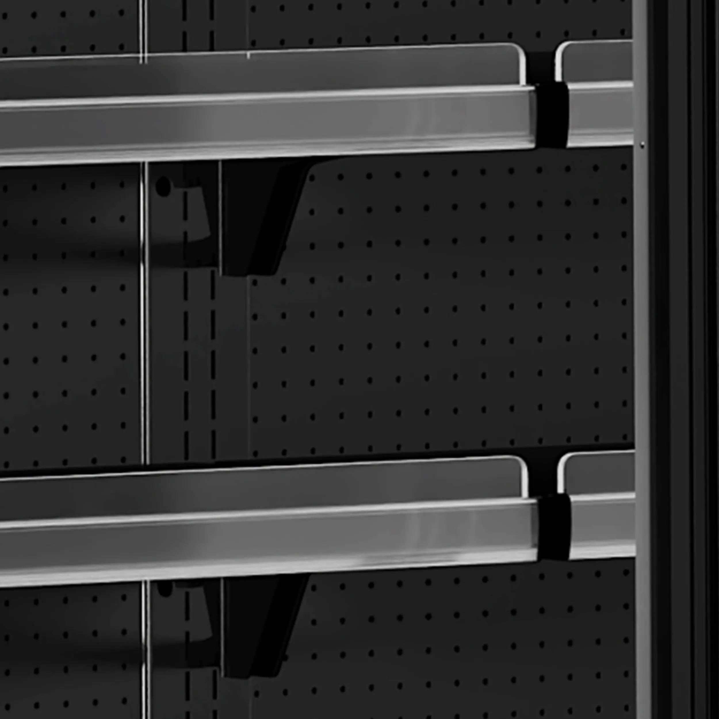 TEFCOLD MDCB2500HB Väggkyl 2457 L, invändig detaljvy av hyllor med kylda varor