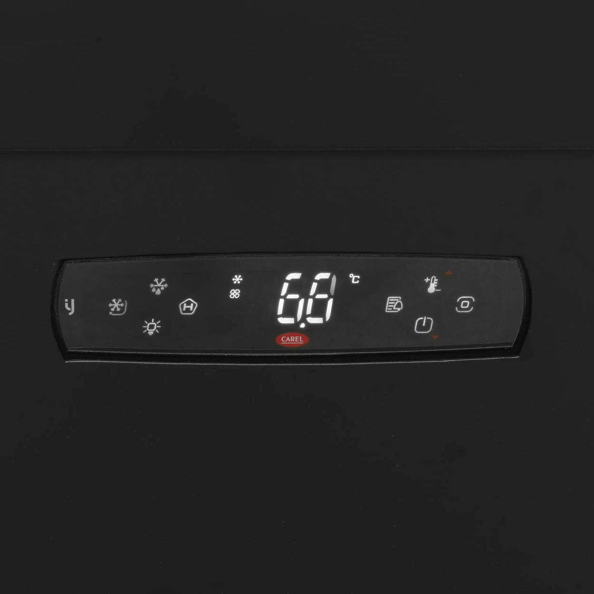 TEFCOLD MDCB2500HB Väggkyl 2457 L, närbild rakt in mot hyllor med kylda varor