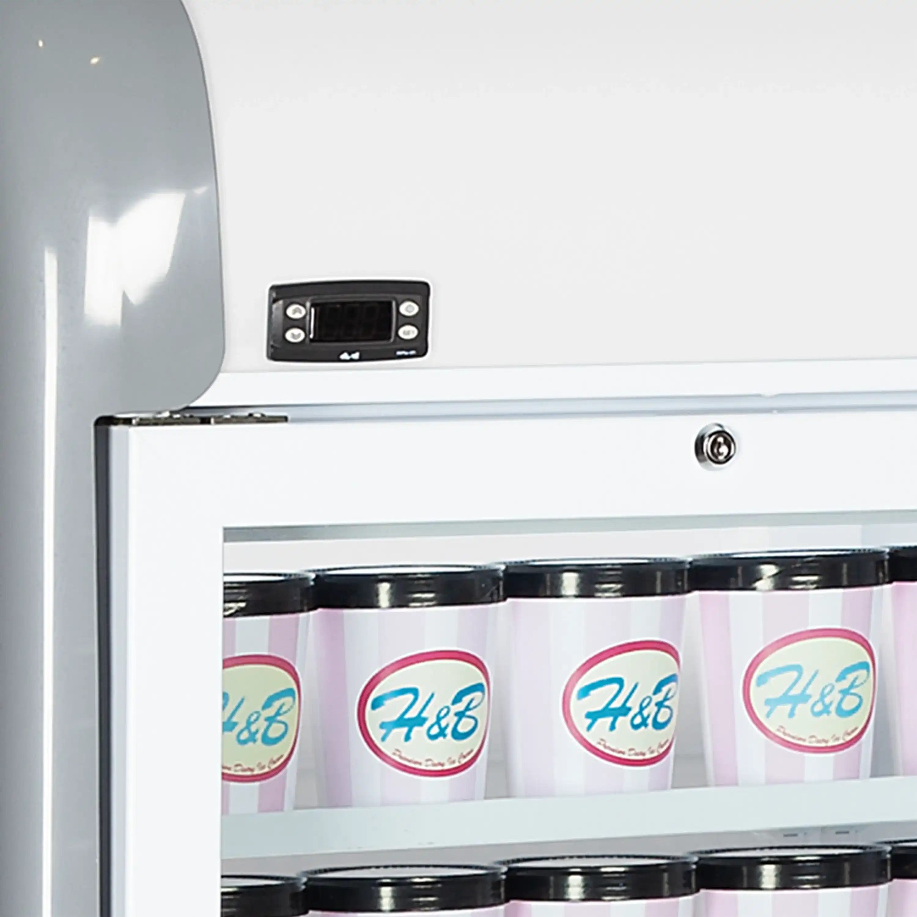 TEFCOLD MTF Mini Väggfrys 200 L, närbild på fötter eller nedre del av produkten