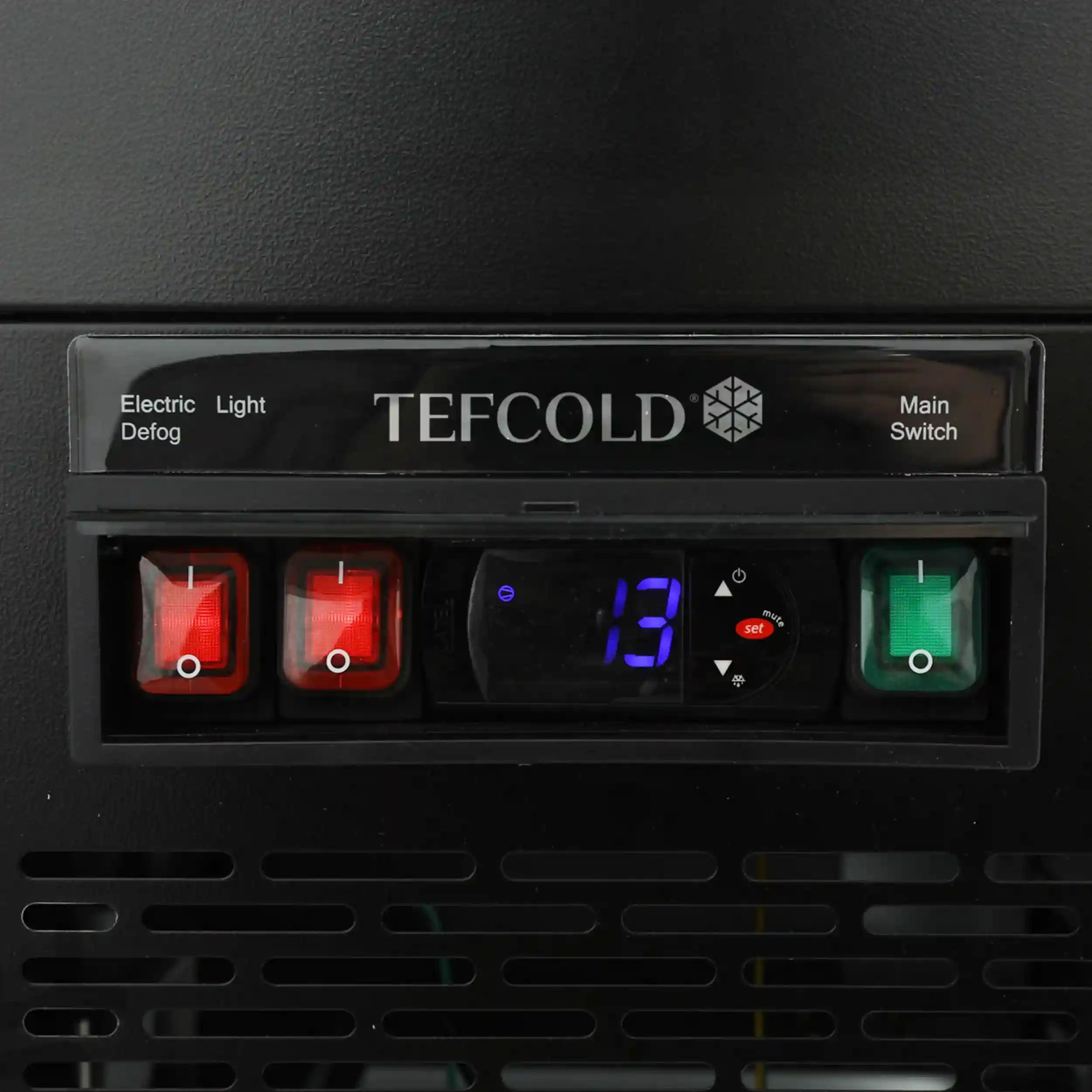 TEFCOLD PDA3-CTF150B-1 Kylmonter 680 L, närbild tagen inifrån mot hyllor med kylda varor