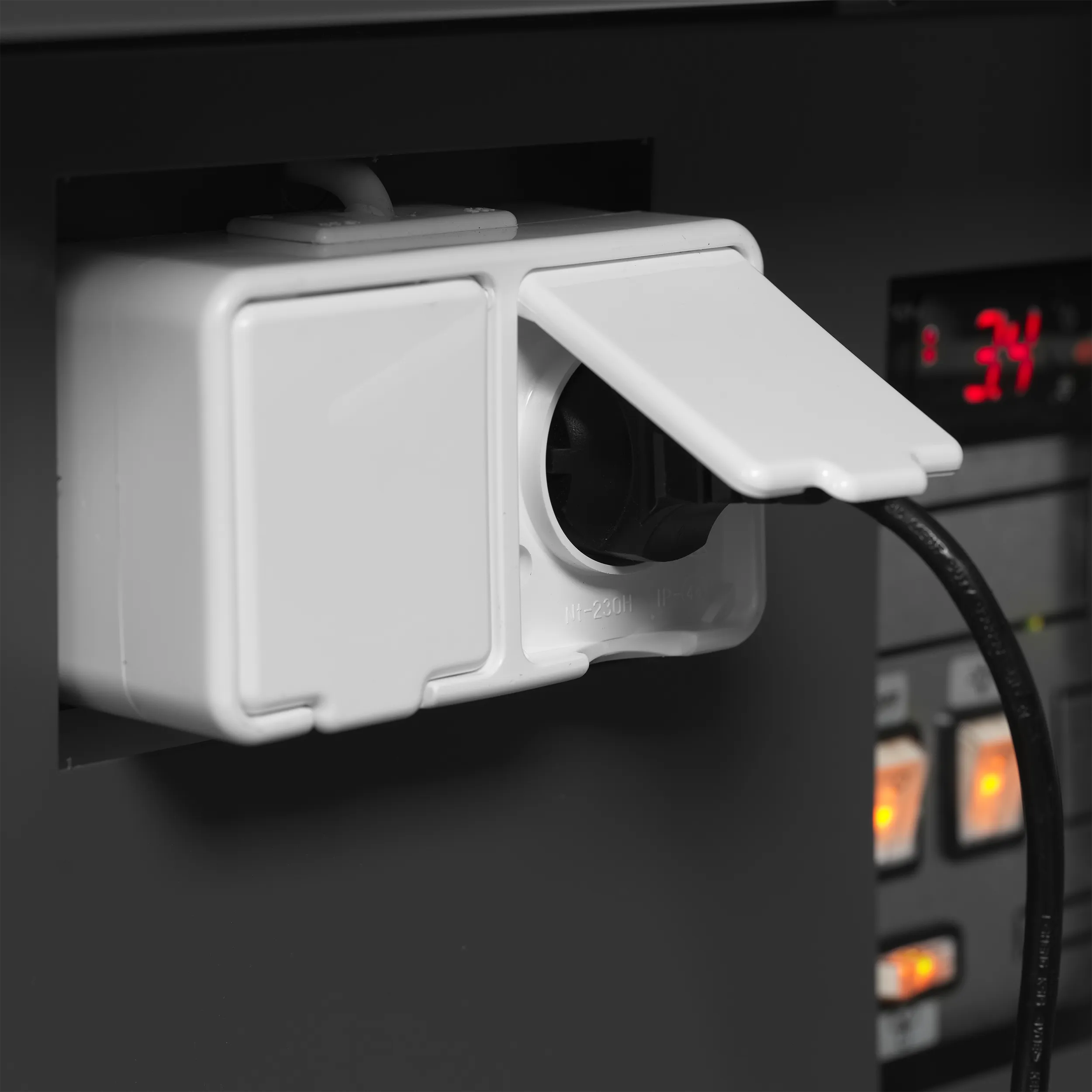TEFCOLD SOCB37582 Kyldisk Ventilerad, närbild rakt in mot hyllor med kylda varor