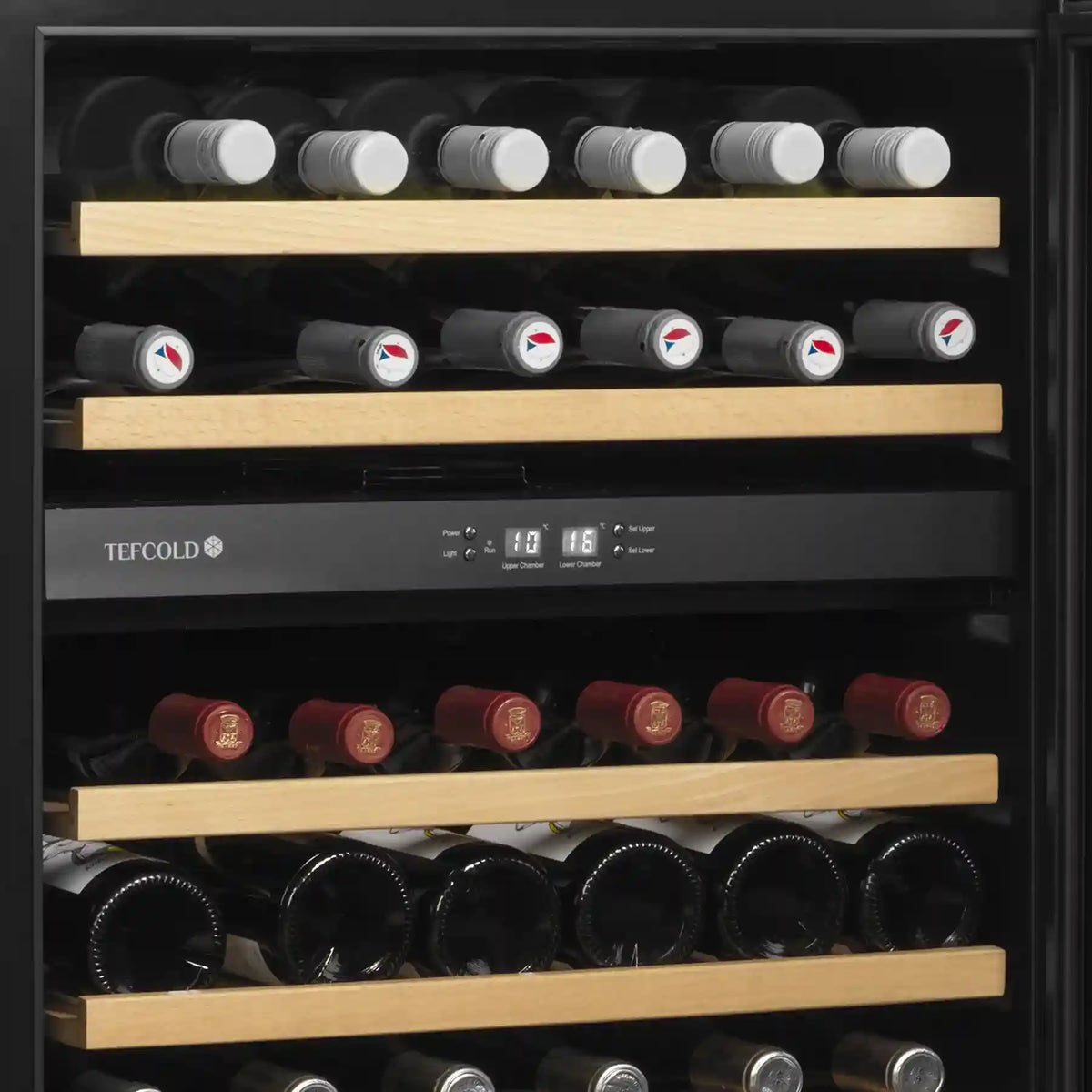 TEFCOLD TFW200-2S Vinkyl 155 L, invändig detaljvy av hyllor med vinflaskor