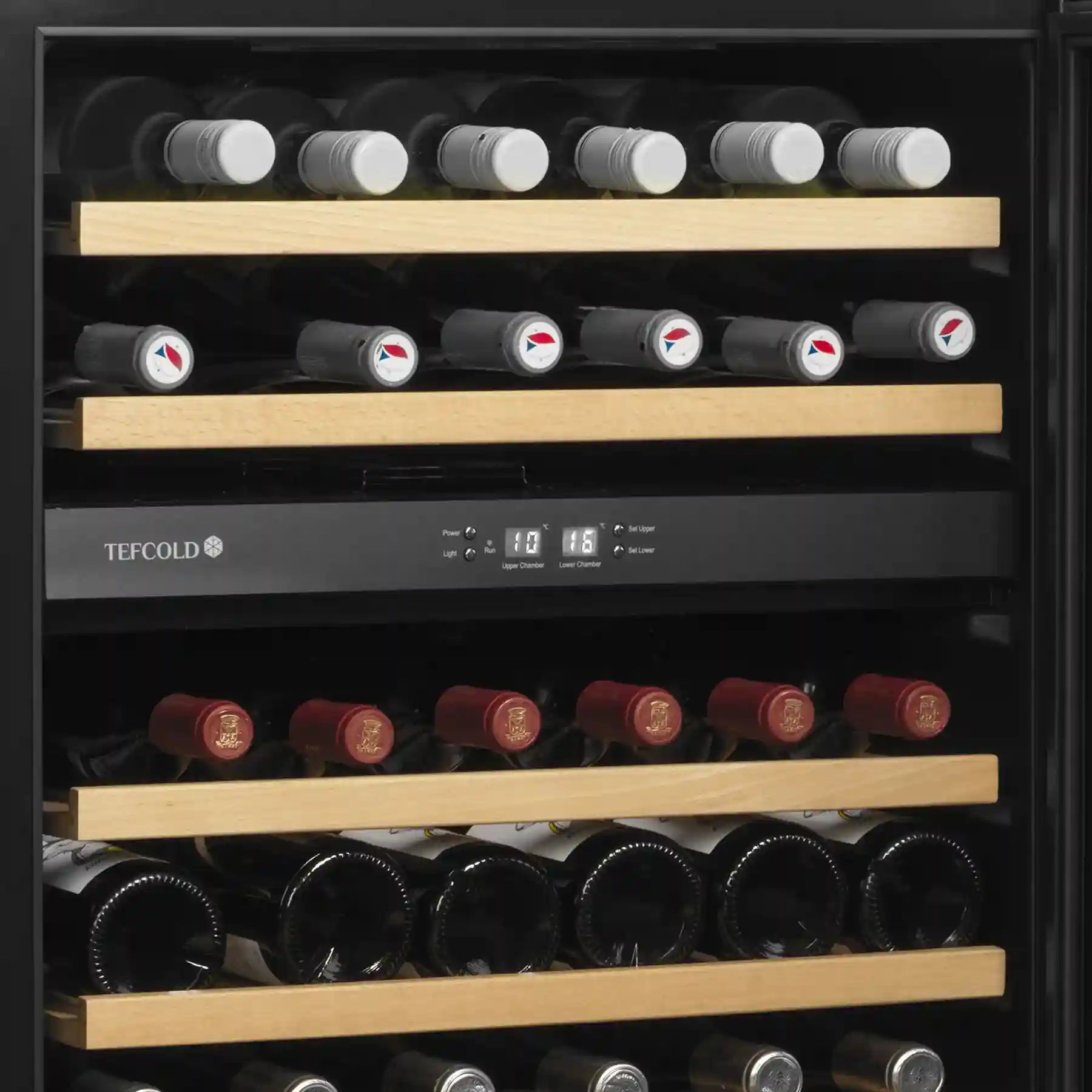 TEFCOLD TFW200-2S Vinkyl 155 L, invändig detaljvy av hyllor med vinflaskor