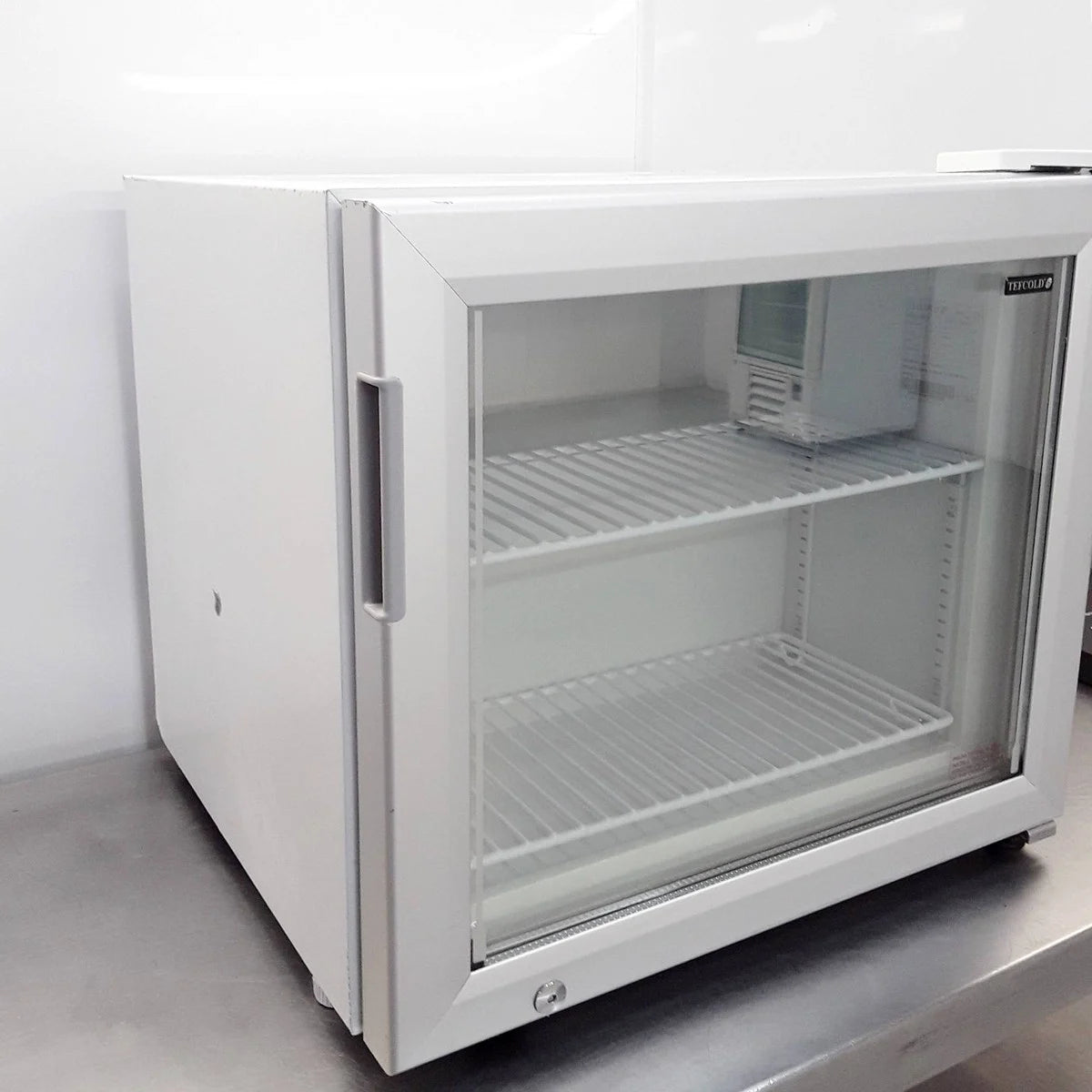 Tefcold UF50G Displayfrys med glasdörr och två invändiga trådgallerhyllor.