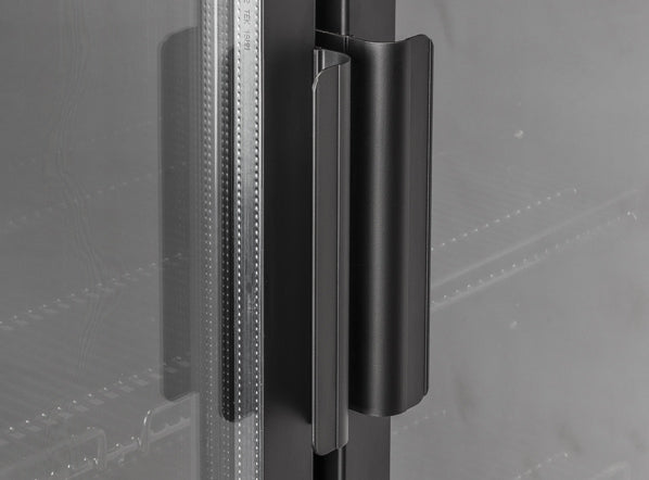 Svart handtag i plast på glasdörren till Cool Head TKG 1000CB Displaykyl.