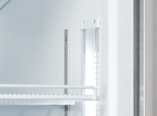 Invändig LED-belysning och hyllfästen i Cool Head TKG 1000S Displaykyl.