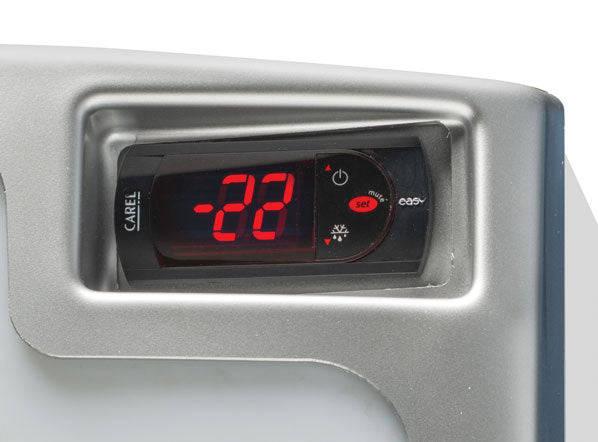 Digital temperaturdisplay på Cool Head TNG 480C Displayfrys, visar -22°C i rött.