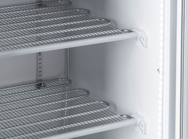 Invändiga hyllor i Cool Head TNG 480C Displayfrys, med tydlig LED-belysning längs sidan.