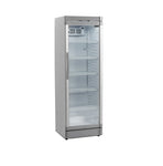 Fristående Tefcold GBC375 Displaykyl med glasdörr och flera hyllor.