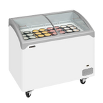 Fylld Tefcold NIC301SCEB frysbox med sorterade glassar under glaslocket.