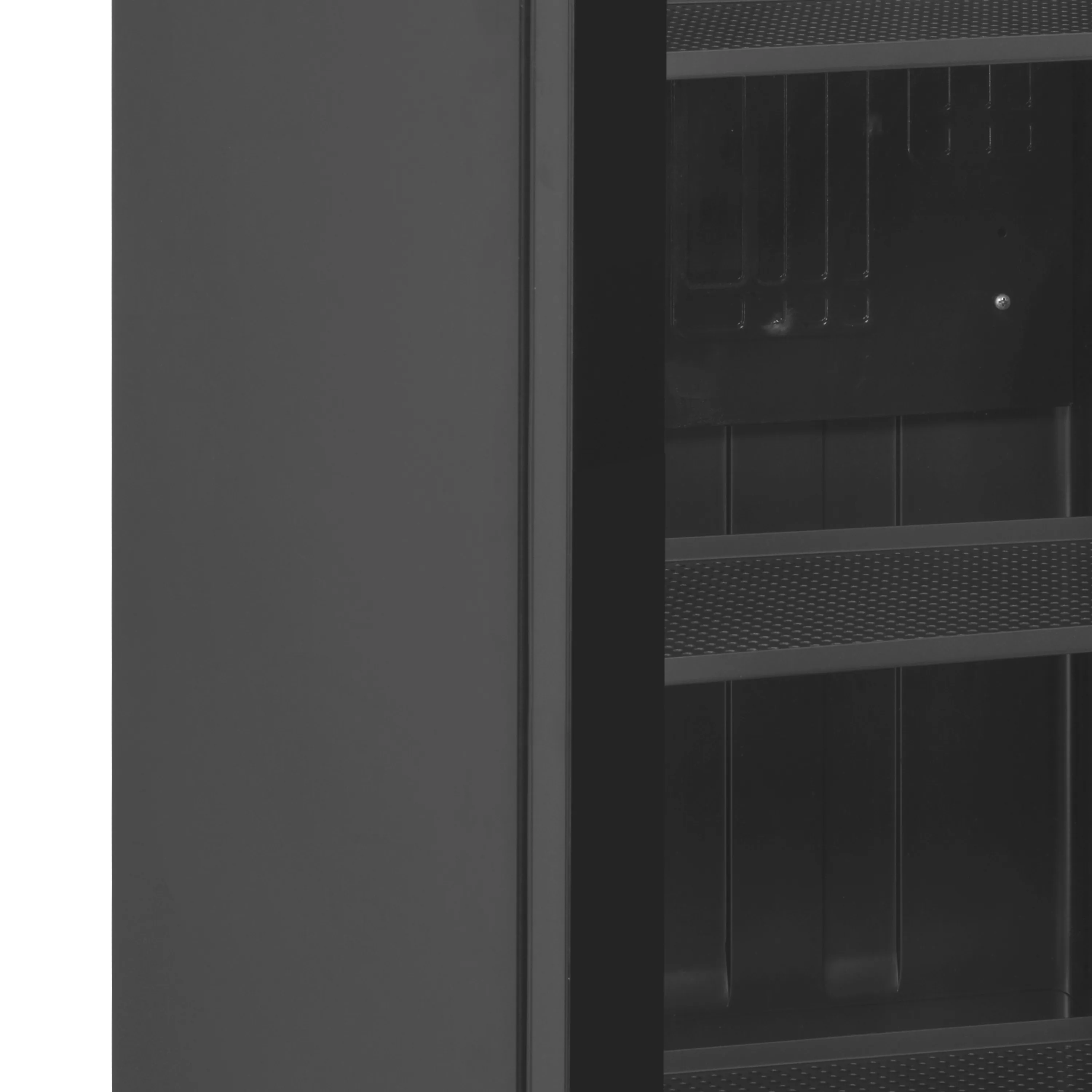 Detalj av vänstersida på Tefcold SCU1425 FRAMELESS Displaykyl med hyllkanter i fokus.