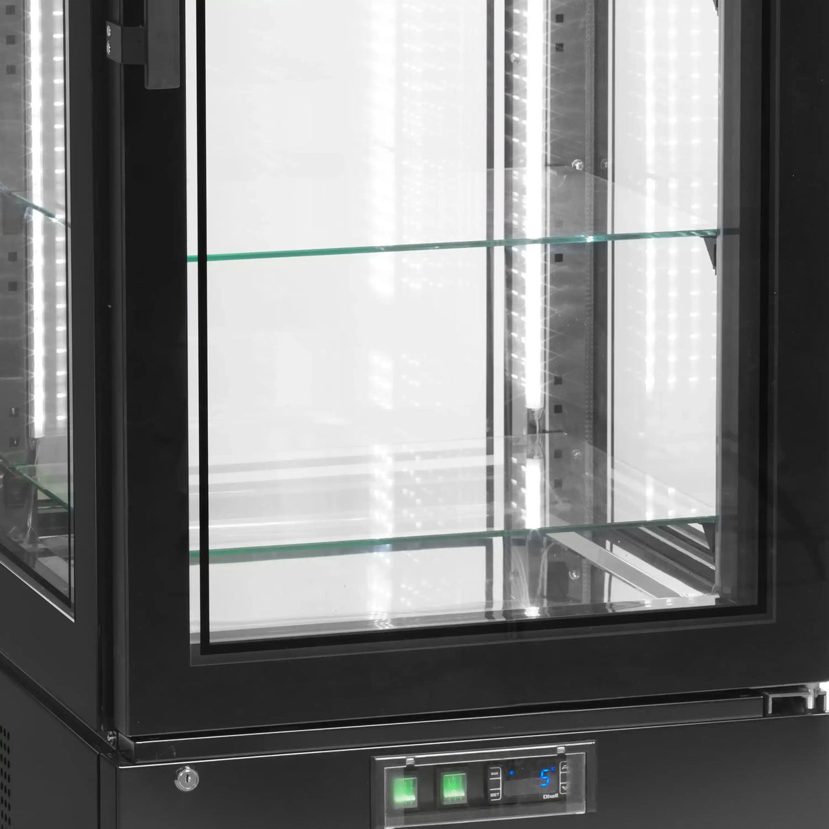 Detalj av nederdelen på TEFCOLD UPD400-C Kylmonter med glashyllor och kontrollpanel.