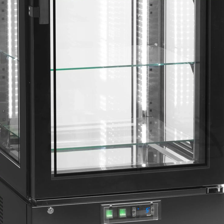 Detalj av nederdelen på TEFCOLD UPD400-C Kylmonter med glashyllor och kontrollpanel.