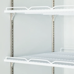 Justering av trådhyllor via robusta skenor i TEFCOLD Atom Maxi C2DB Displaykyl.