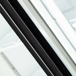 Närbild på invändig LED-belysning i dörrkarmen på TEFCOLD Atom Maxi C2DB Displaykyl.