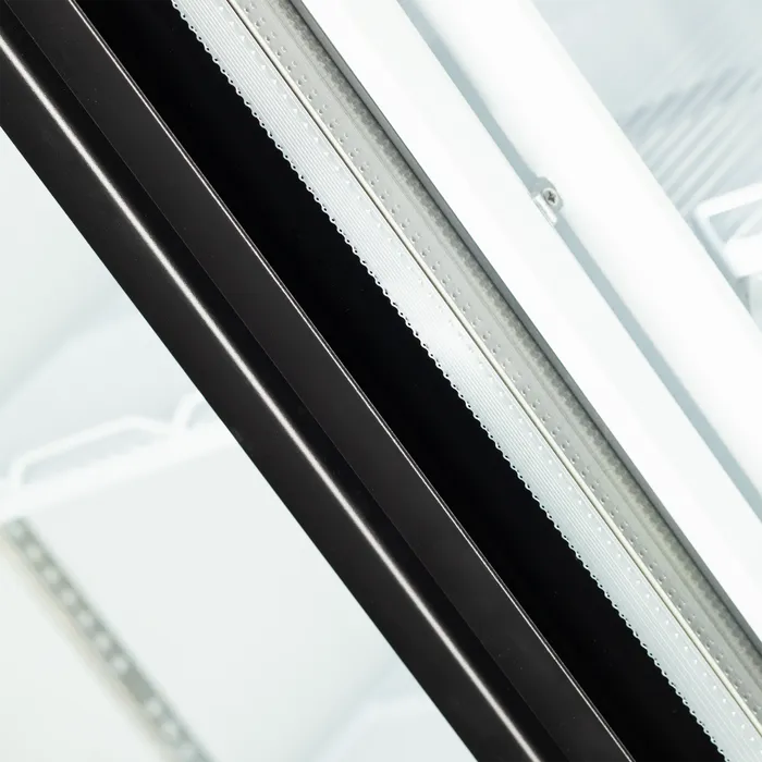 Närbild på invändig LED-belysning i dörrkarmen på Tefcold Atom Maxi C2DB Displaykyl.
