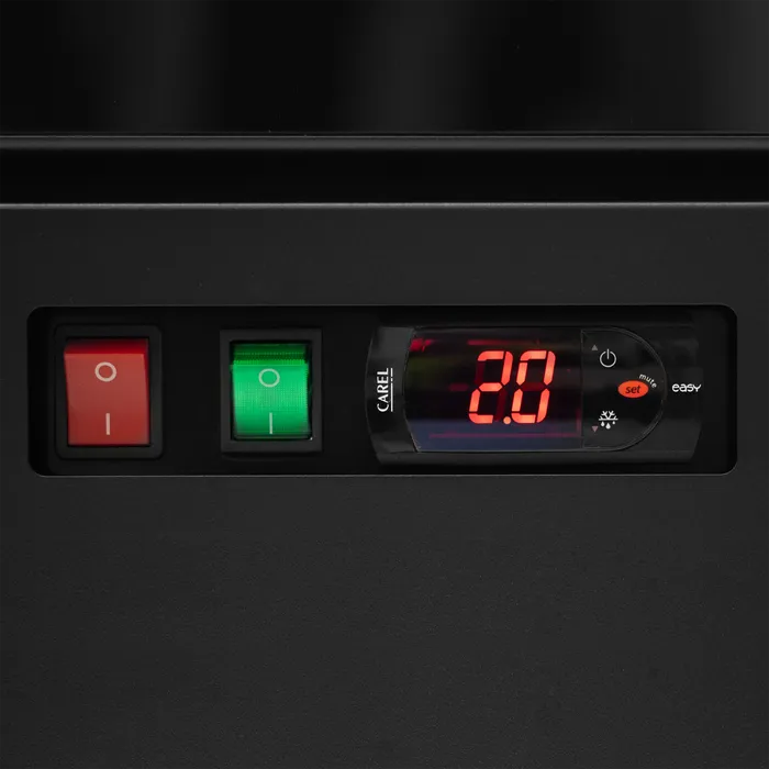 Kontrollpanel med digital termostat och strömbrytare på Tefcold Atom Maxi C2DB Displaykyl.