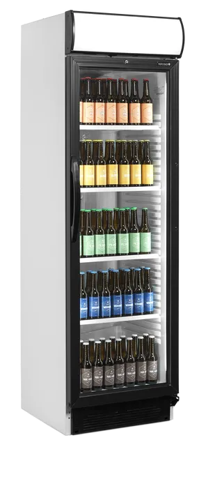 Tefcold CEV425CP kylskåp i vit finish, fylld med ölflaskor i olika färger.