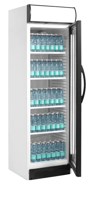 Tefcold CEV425CP kylskåp med öppen dörr som visar fulla hyllor med vattenflaskor.