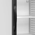 Närbild på Tefcold CEV425CP kylskåpets ergonomiska dörrhandtag och invändiga hyllsystem.