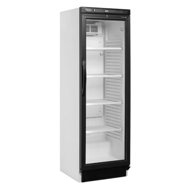 TEFCOLD CEV425 kyl i vit färg med glasdörr och fem tomma hyllplan, visad snett framifrån.