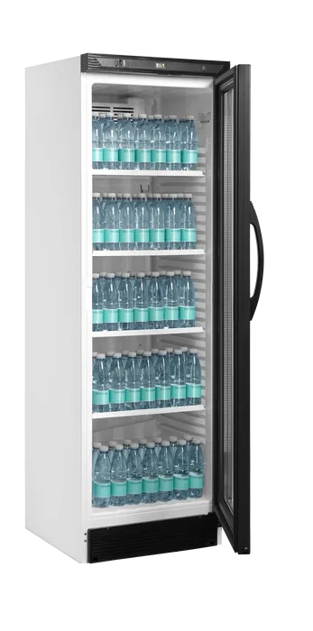 TEFCOLD CEV425 flaskkyl med öppen glasdörr och välfyllda hyllor med vattenflaskor.