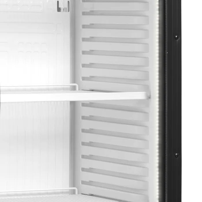 Invändig vy av TEFCOLD CEV425 med LED-belysning längs dörrkanten och justerbar hylla.
