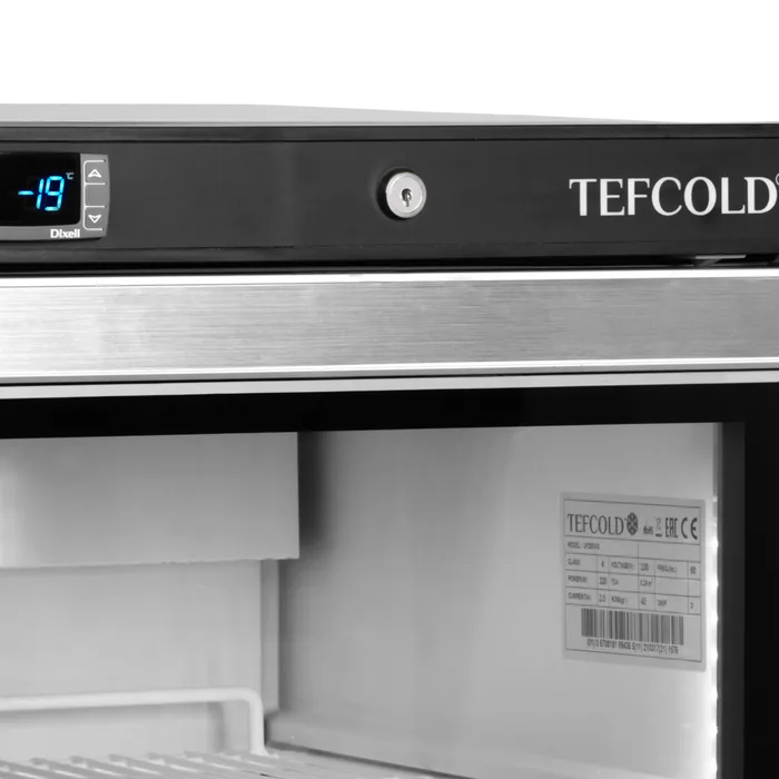 Kontrollpanel och digital termometer på Tefcold UF200VG Displayfrys.