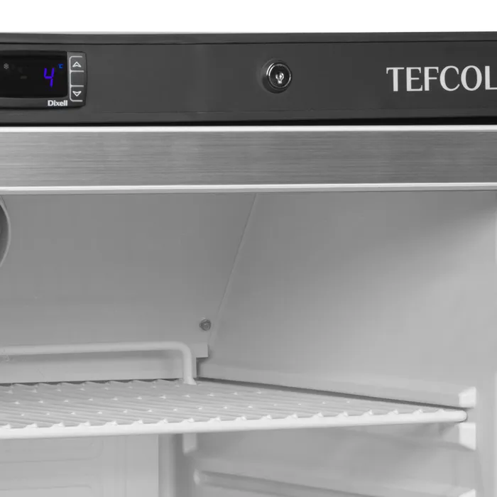 Digital temperaturdisplay och lås på Tefcold UF400G Displayfrys i närbild