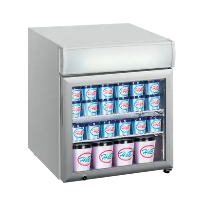 Tefcold UF50GCP displaykyl fylld med blå och rosa H&B-burkar, perfekt för dryckesexponering.