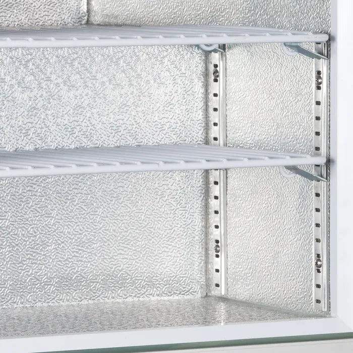 Justerbara metallhyllor i Tefcold UF50GCP med frostad aluminiuminteriör för effektiv kylning.