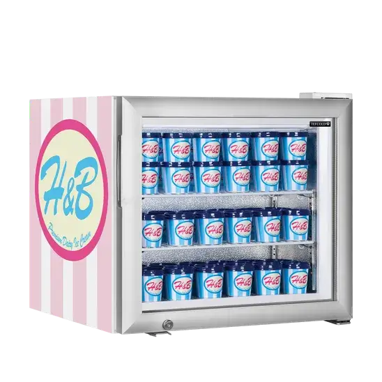 Kylskåpet Tefcold UF50G med varumärkesanpassad design på sidan och fylld med dryckesburkar.