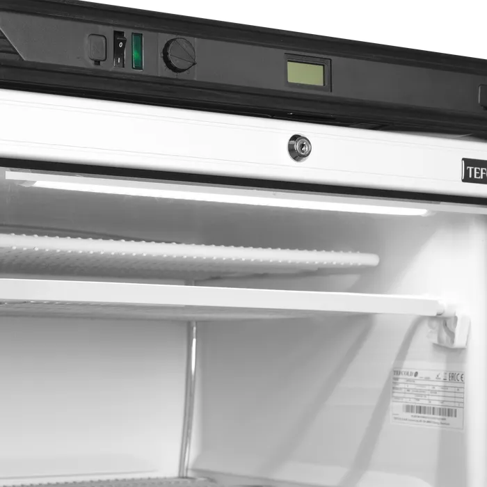 Närbild på belysning och kontrollpanel i TEFCOLD UFFS371G Displayfrys