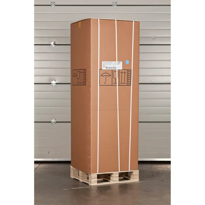 Tefcold UR400G Displaykyl emballerad på pall redo för transport.