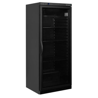 Stängd Tefcold UR600BG Displaykyl med svarta hyllor och glasfront.