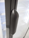 Ergonomiskt handtag på SARO GTK 310 Displaykyl för smidig öppning.