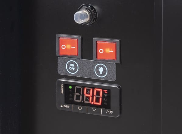 Kontrollpanel för temperatur och belysning på Cool Head WKR 100 Kylmonter.