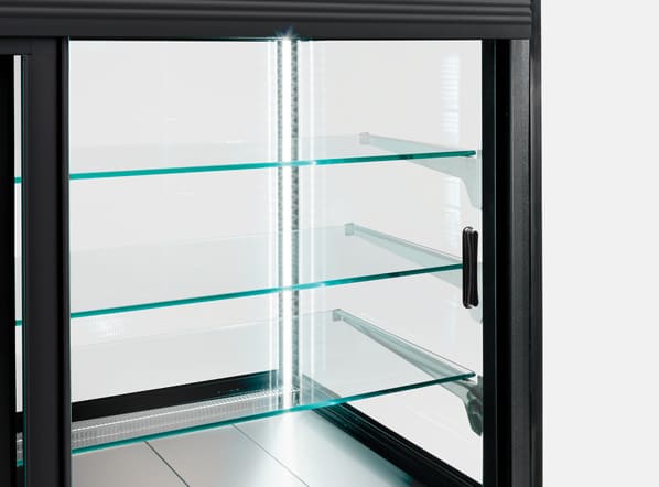 Invändig LED-belysning och glashyllor i Cool Head WKR 100 Kylmonter.