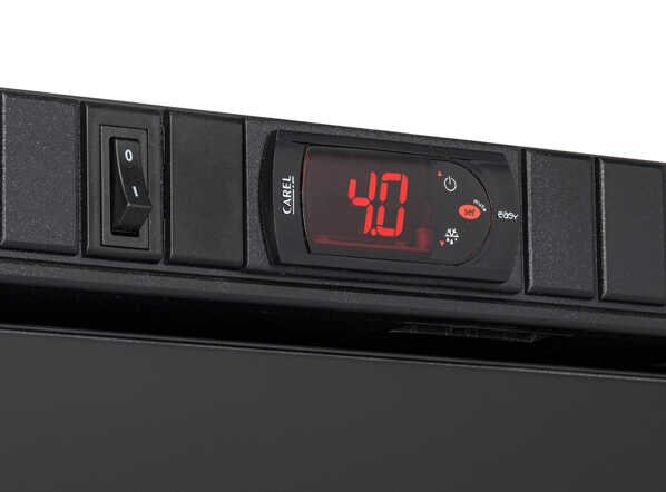 Digital temperaturdisplay på ovansidan av Cool Head TKG 390BF Displaykyl.