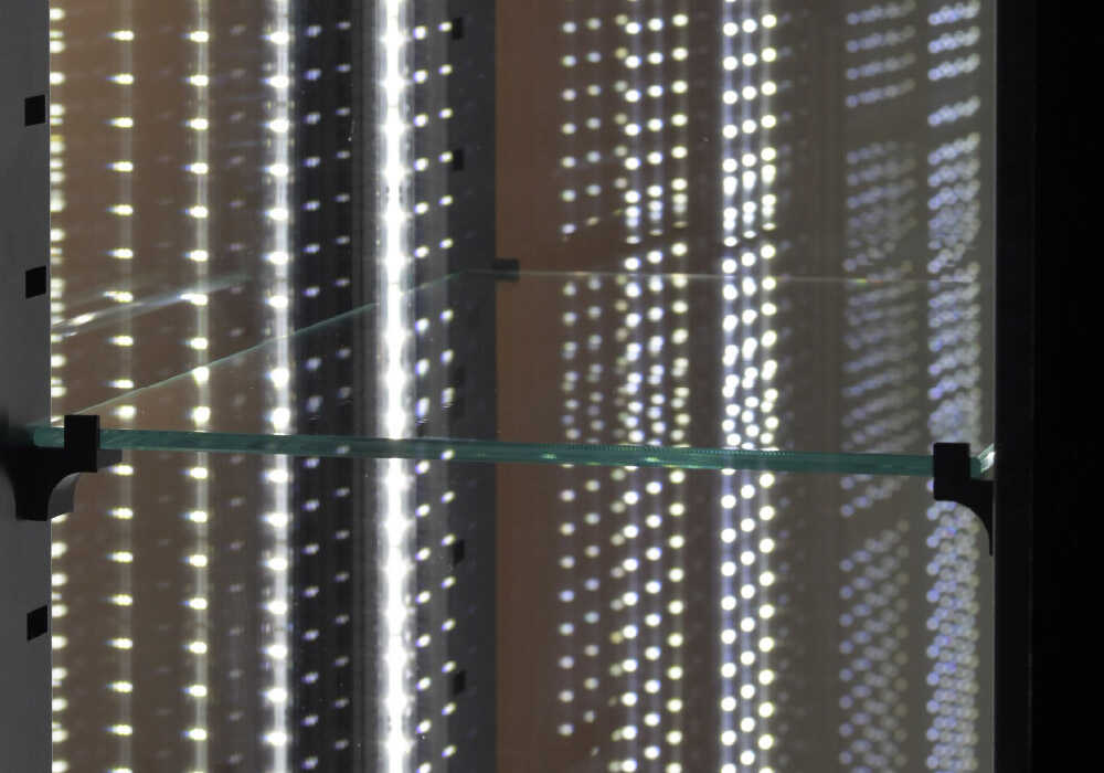 Glashylla och LED-belysning i Cool Head VRP 604B kylmonter.