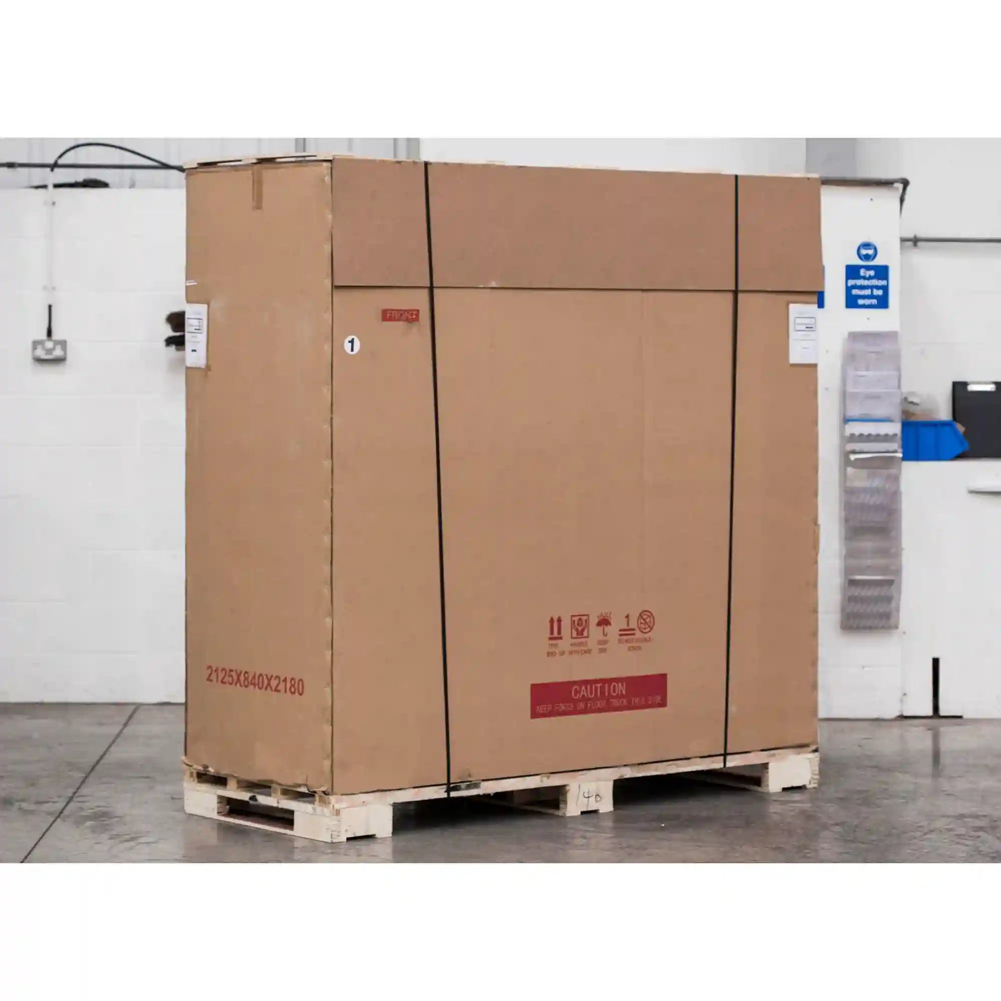 TEFCOLD LGF7500 displayfrys levererad på pall i kartongförpackning