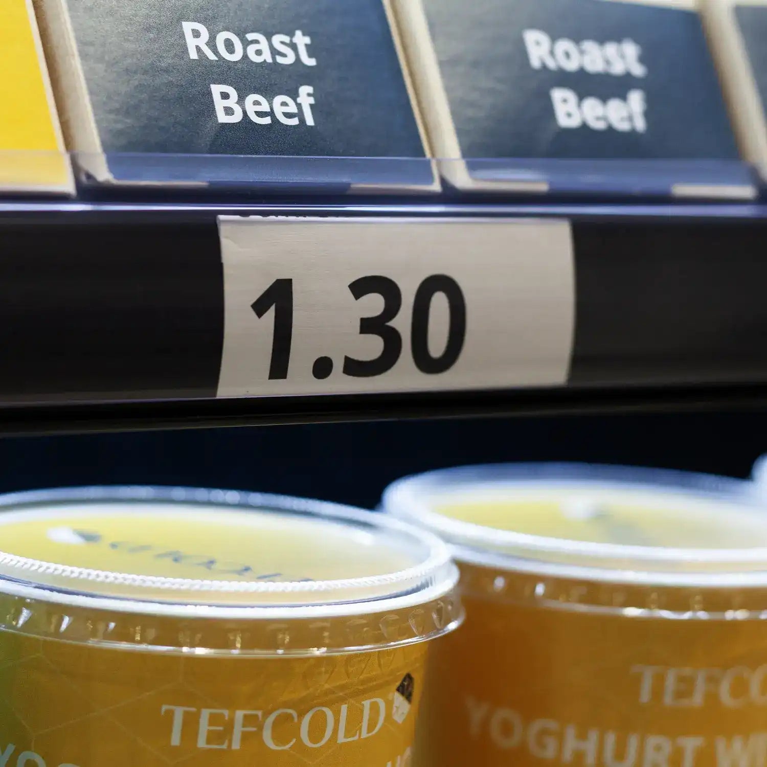 Prislistning och varor på hylla i TEFCOLD PC2500B väggkyl