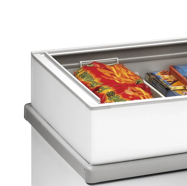 Närbild på TEFCOLD SSF150 frysbox med frysta varor