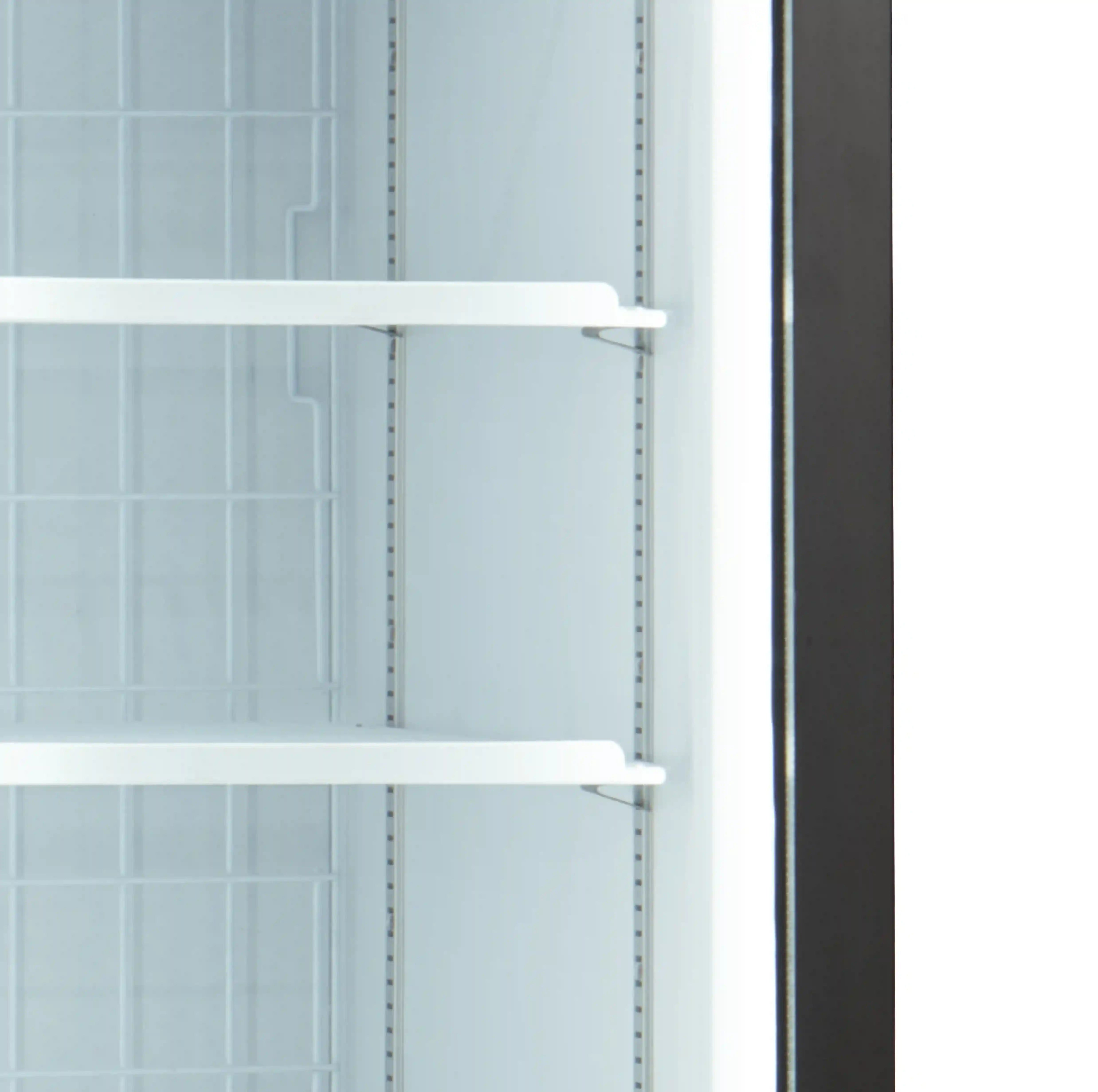 Invändig vy med justerbara hyllor i TEFCOLD UFSC1600GCP displayfrys